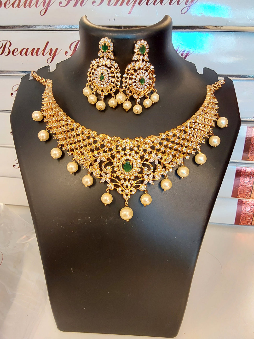 Neck jewelry set