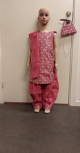 Load image into Gallery viewer, Kids kurti set and duppata
